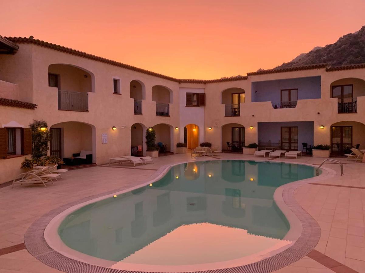Hotel Monti Di Mola ปอร์โตแชร์โว ภายนอก รูปภาพ