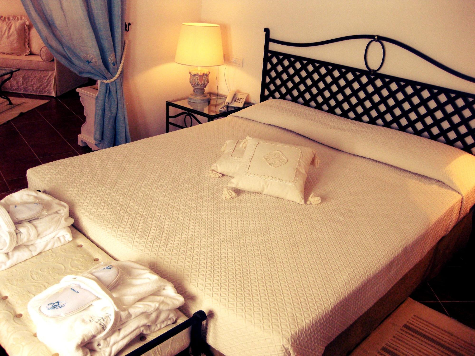 Hotel Monti Di Mola ปอร์โตแชร์โว ภายนอก รูปภาพ