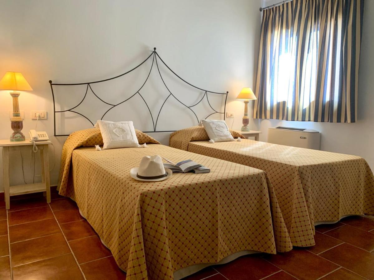 Hotel Monti Di Mola ปอร์โตแชร์โว ภายนอก รูปภาพ