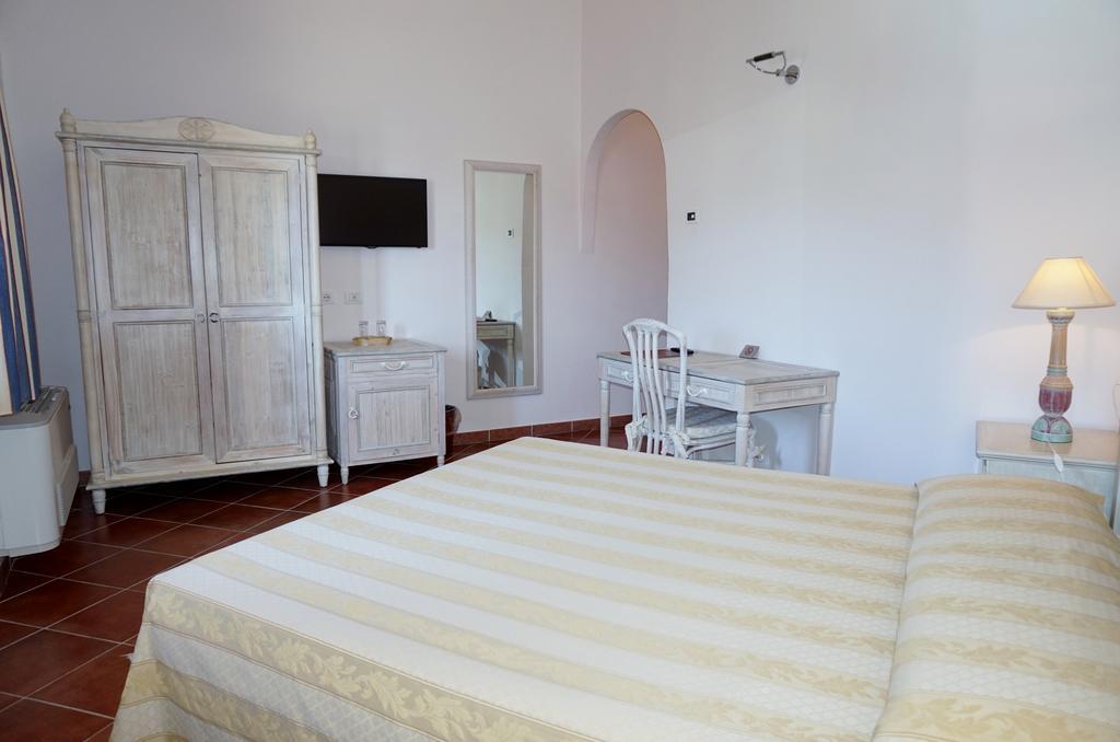 Hotel Monti Di Mola ปอร์โตแชร์โว ภายนอก รูปภาพ