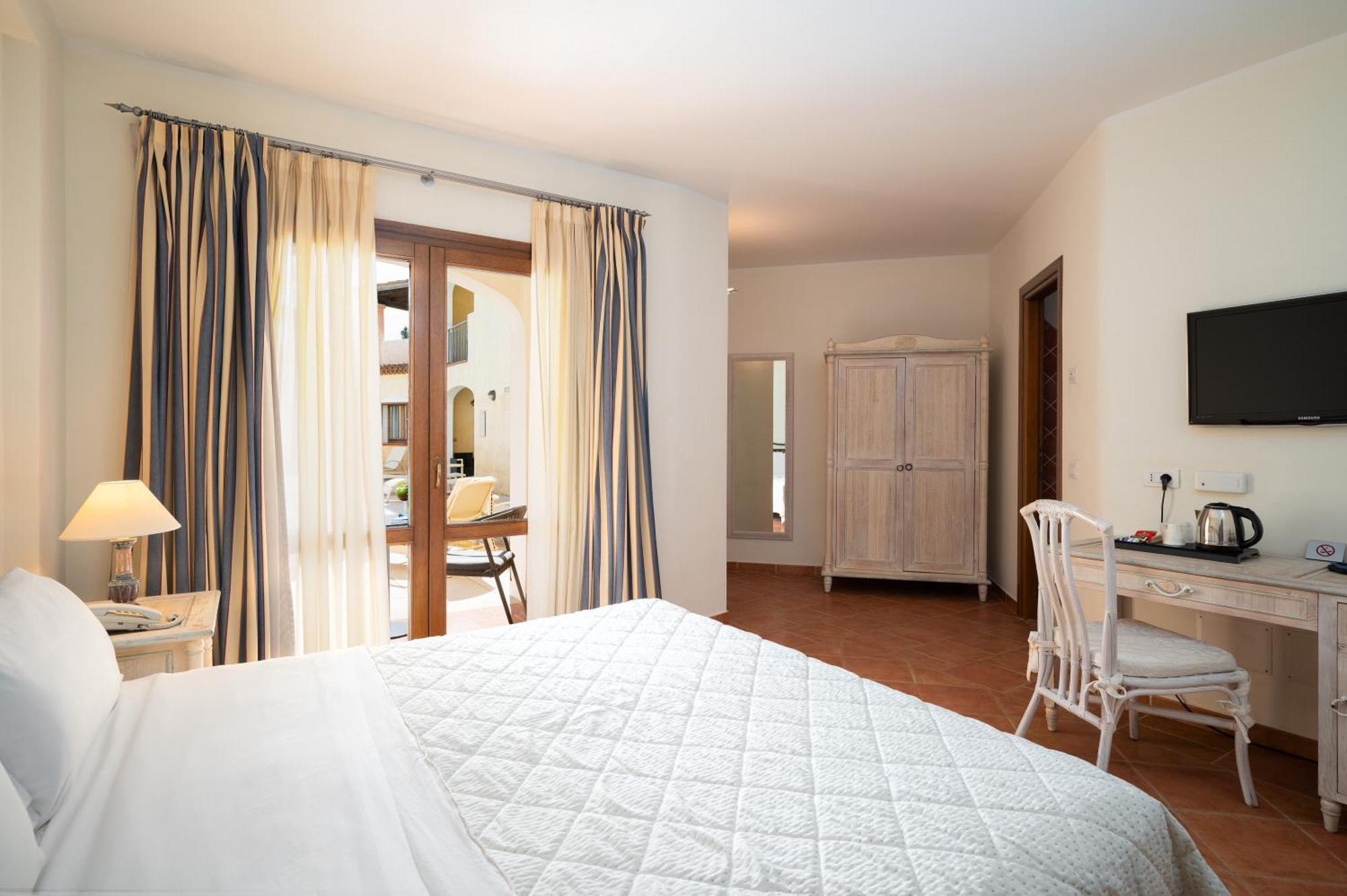 Hotel Monti Di Mola ปอร์โตแชร์โว ภายนอก รูปภาพ
